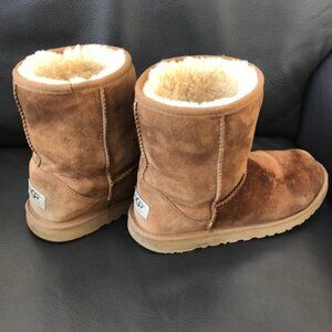 Mens size 6 Mid Height UGGS. Gently worn. Signs of wear see pics.